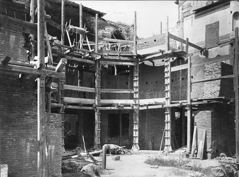 003234 - restauro - Domus Augustana, corpo centrale piano superiore: durante il restauro del lato Nord, giugno 1931