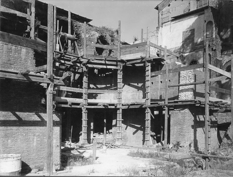 003235 - restauro - Domus Augustana, corpo centrale piano superiore: parte del corpo centrale fra i due peristili vista durante il restauro del lato Nord, giugno 1931