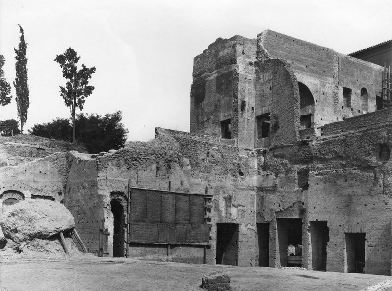 003329 - restauro - Domus Augustana, peristilio inferiore: particolare del lato occidentale con resti di decorazione parietale, dopo il restauro