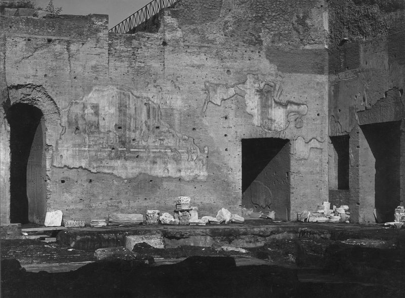 003330 - restauro - Domus Augustana, peristilio inferiore: particolare del lato occidentale con resti di decorazione parietale, dopo il restauro
