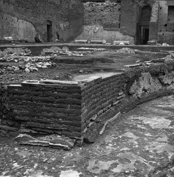 003379 - restauro - Domus Augustana, peristilio inferiore: lavori di sistemazione, estate 1970