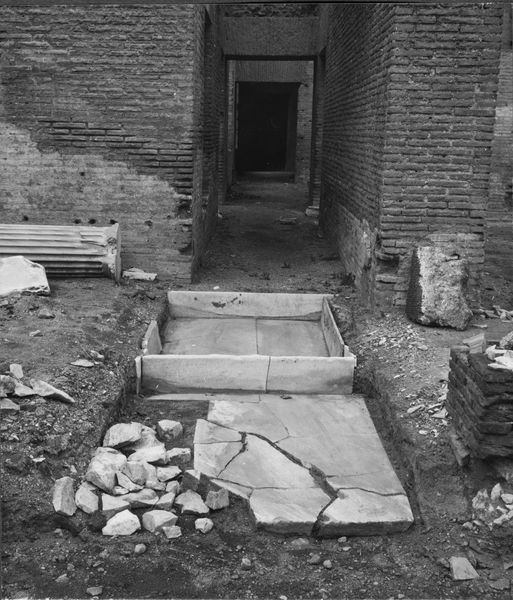 003384 - restauro - Domus Augustana, peristilio inferiore: lavori di sistemazione, estate 1970