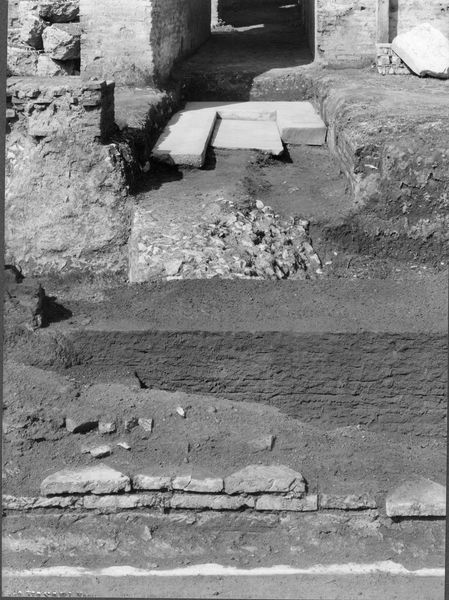 003390 - restauro - Domus Augustana, peristilio inferiore: lavori di sistemazione con particolare di costruzioni precedenti estate 1970