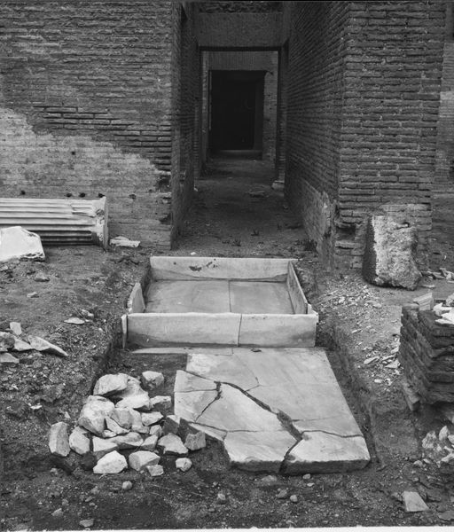 003394 - restauro - Domus Augustana, peristilio inferiore: lavori di sistemazione, estate 1970