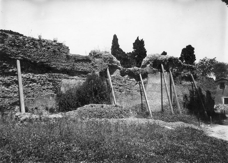 003499 - restauro - Domus Augustana, terzo peristilio: lato Est lavori, muratura in via di crollo, 1958