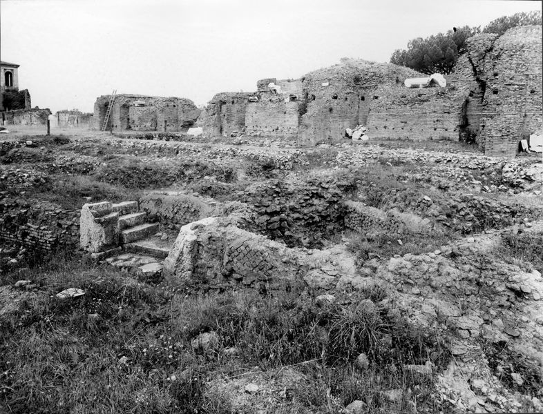 003639 - restauro - Domus Flavia, aula regia: costruzioni in opera reticolata, con scala, al centro dello scavo