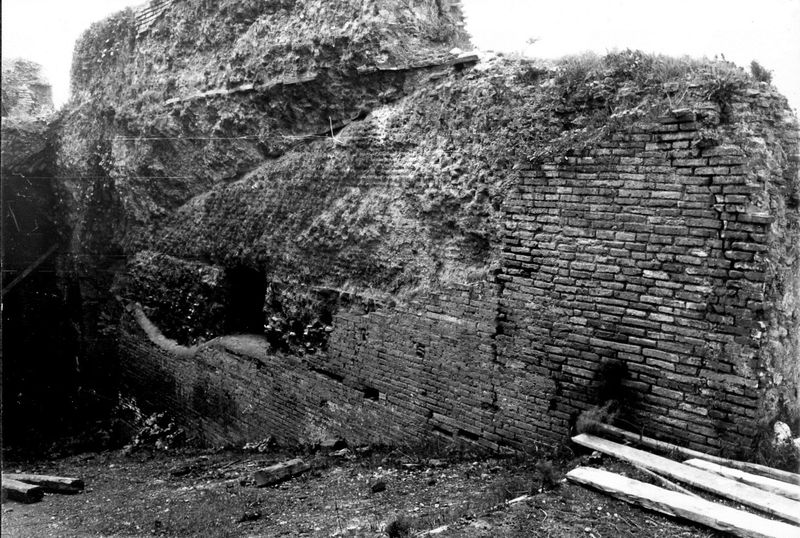 004840 - restauro - Domus Tiberiana, Rampa sul clivus Victoriae angolo Nord: parete di sinistra prima del restauro, febbraio 1959