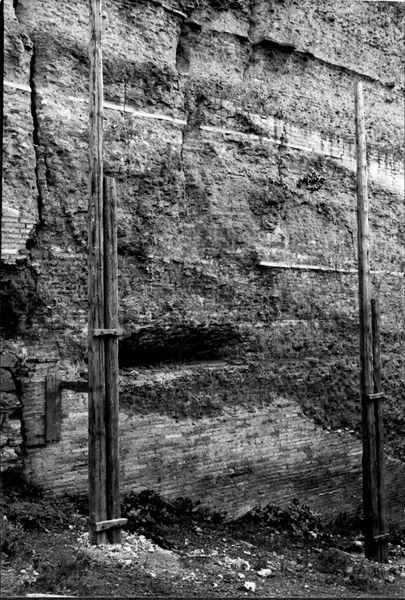 004843 - restauro - Domus Tiberiana, Rampa sul clivus Victoriae angolo Nord: parete di destra durante il restauro, febbraio 1959