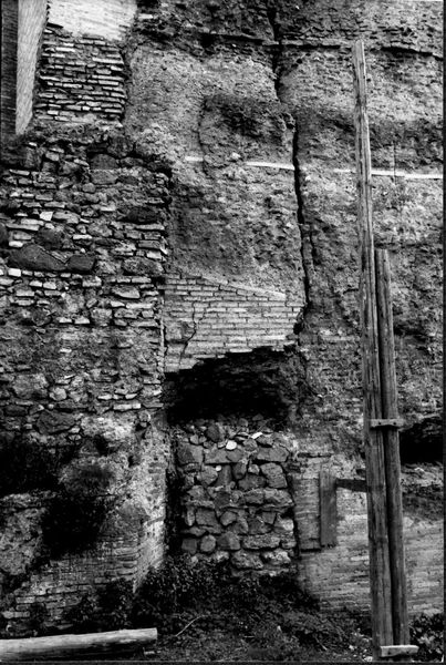 004844 - restauro - Domus Tiberiana, Rampa sul clivus Victoriae angolo Nord: parete di destra durante il restauro, febbraio 1959
