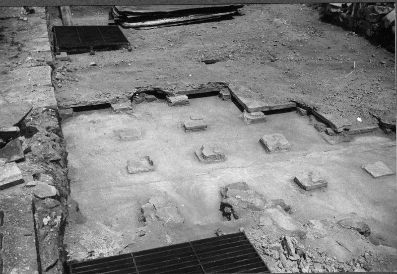 005533 - restauro - Domus Transitoria: pavimento su suspensurae davanti al triclinio della Domus Flavia, aprile-maggio 1964. Neg. serie Rollino 32 nÂ° 25/28/29