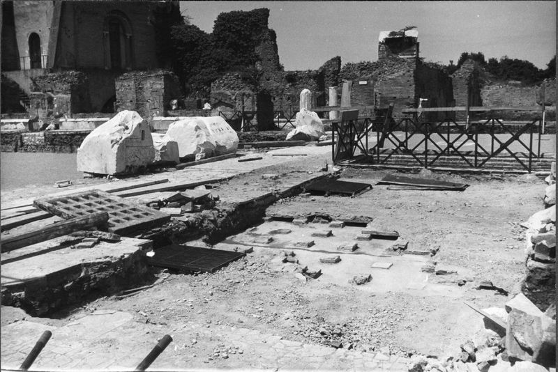 008810 - restauro - Domus Transitoria: pavimento su suspensurae davanti al triclinio della Domus Flavia, aprile-maggio 1964. Neg. serie Rollino 32 nÂ° 26-32