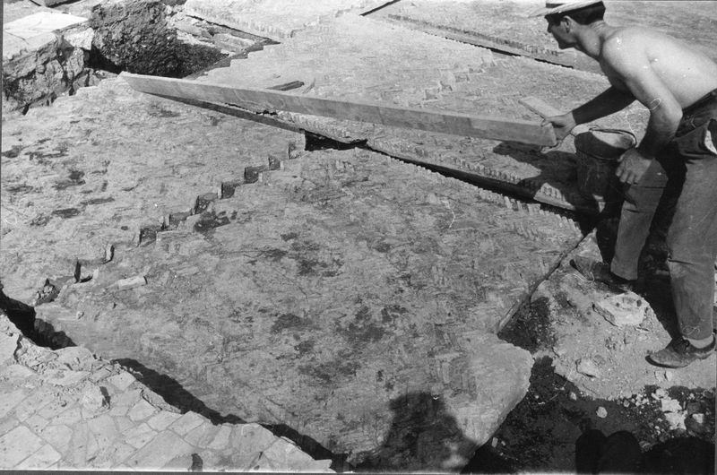008813 - restauro - Domus Transitoria: pavimento su suspensurae davanti al triclinio della Domus Flavia, in corso di ricollocamento dopo il restauro.  Neg. serie Rollino 33 nÂ° 4/5
