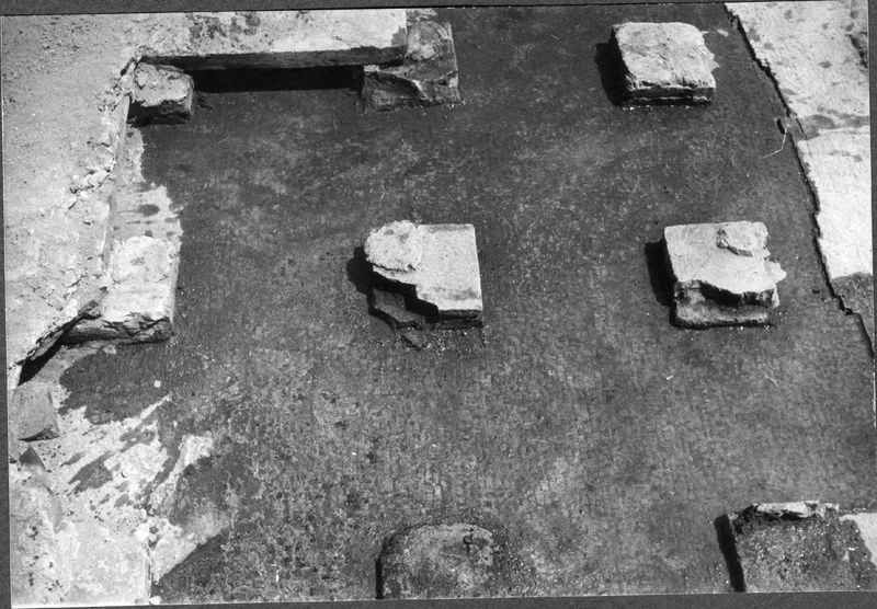 008812 - restauro - Domus Transitoria: pavimento su suspensurae davanti al triclinio della Domus Flavia, aprile-maggio 1964. Neg. serie Rollino 32 nÂ° 25/28/29