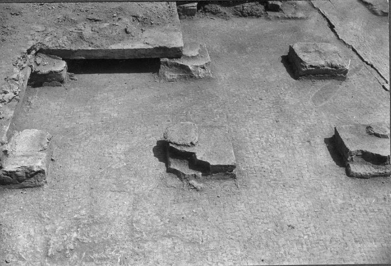 008811 - restauro - Domus Transitoria: pavimento su suspensurae davanti al triclinio della Domus Flavia, aprile-maggio 1964. Neg. serie Rollino 32 nÂ° 25/28/29