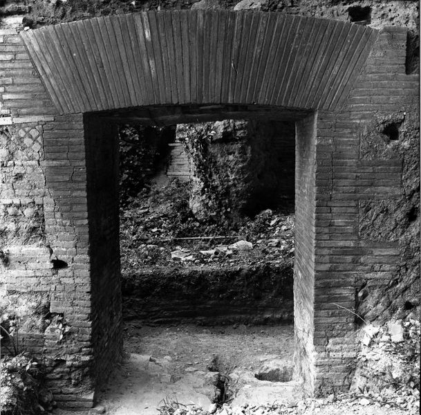 004931 - restauro - Domus Tiberiana, Clivus della Victoriae-fronte Nord-Est settore 13-Livello IV: ambiente 9 con lesioni alle strutture settembre 1970