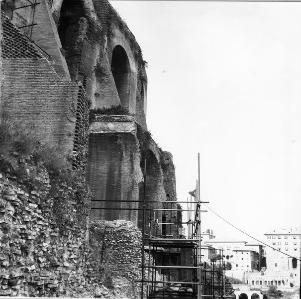 004953 - restauro - Domus Tiberiana, Clivus della Victoriae-fronte Nord-Est settore 13-Livello IV: ambienti 10-13 lavori di consolidamento, 1971