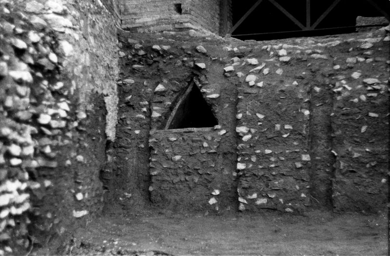 004964 - restauro - Domus Tiberiana, Clivus della Victoriae-fronte Nord-Est settore 13-Livello IV: ambiente 11 lavori di consolidamento, 1971