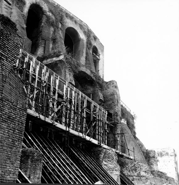 004979 - restauro - Domus Tiberiana, fronte Nord-Est settore 13-Livello IV-V: ambiente 11-13 lavori di consolidamento, 1970