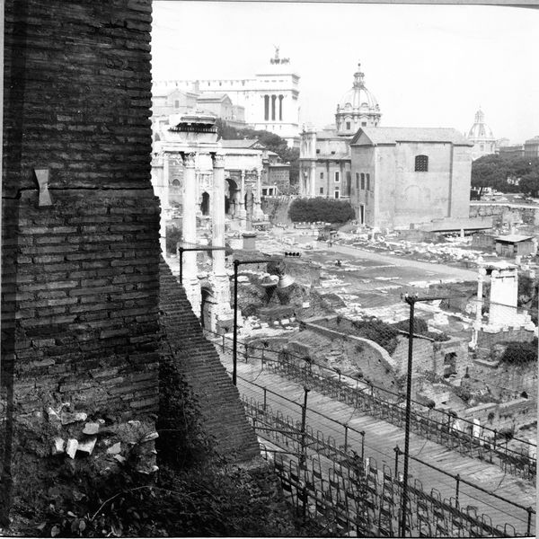 004980 - restauro - Domus Tiberiana, fronte Nord-Est settore 13-Livello IV: ambiente 12 vista dall'alto dei lavori di restauro con evidenza di lesioni alle strutture, settembre 1970