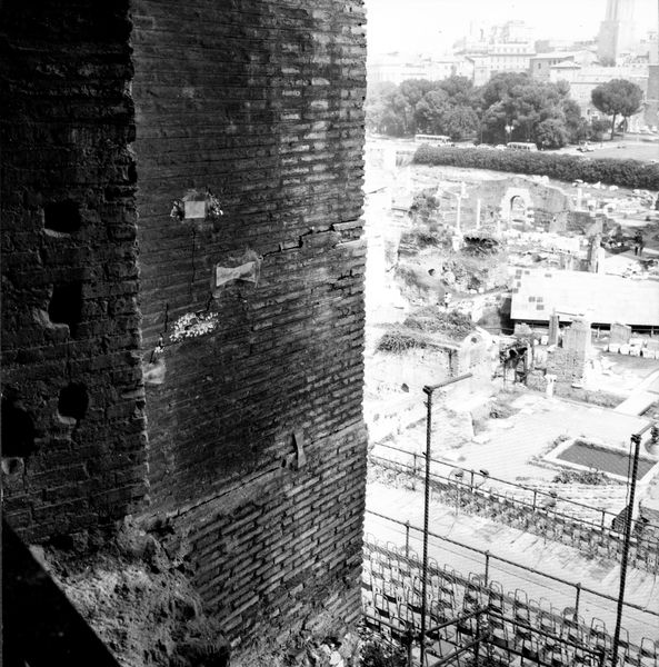 004982 - restauro - Domus Tiberiana, fronte Nord-Est settore 13-Livello IV: ambiente 12 lesioni alle strutture, settembre 1970