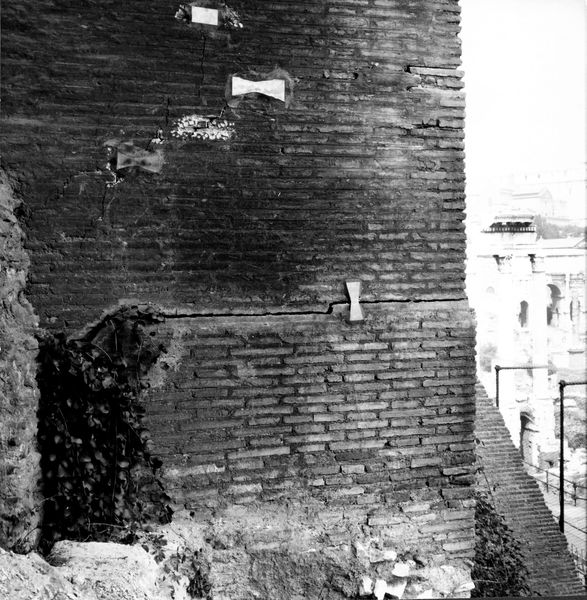 004985 - restauro - Domus Tiberiana, fronte Nord-Est settore 13-Livello IV: ambiente 12 con evidenza di lesioni alle strutture, dicembre 1970