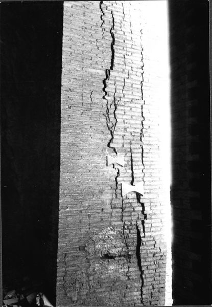 005056 - restauro - Domus Tiberiana, Clivus della Victoriae settore 13-Livello IV: lesioni a un pilastro moderno (fronte sul Foro), 1958