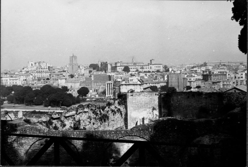 005132 - restauro - Domus Tiberiana, angolo Nord settore 13-Livello V-VI: veduta dai giardini farnesiani prima dell'intervento di restauro gennaio 1959