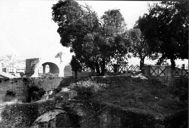 005133 - restauro - Domus Tiberiana, angolo Nord settore 13-Livello V-VI: veduta dai giardini farnesiani prima dell'intervento di restauro febbraio 1959
