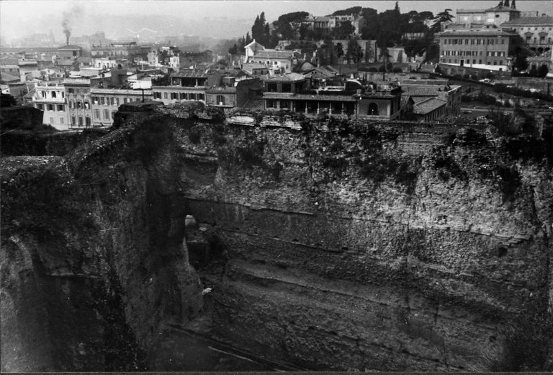 005142 - restauro - Domus Tiberiana, angolo Nord settore 13-Livello V-VI: particolare prima del restauro della parete verso la rampa e copertura gennaio 1959
