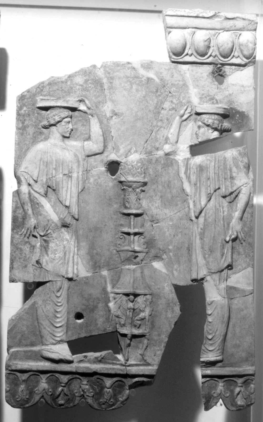 canefore ai lati di un incinsiere.inv. n° 379.052.tif