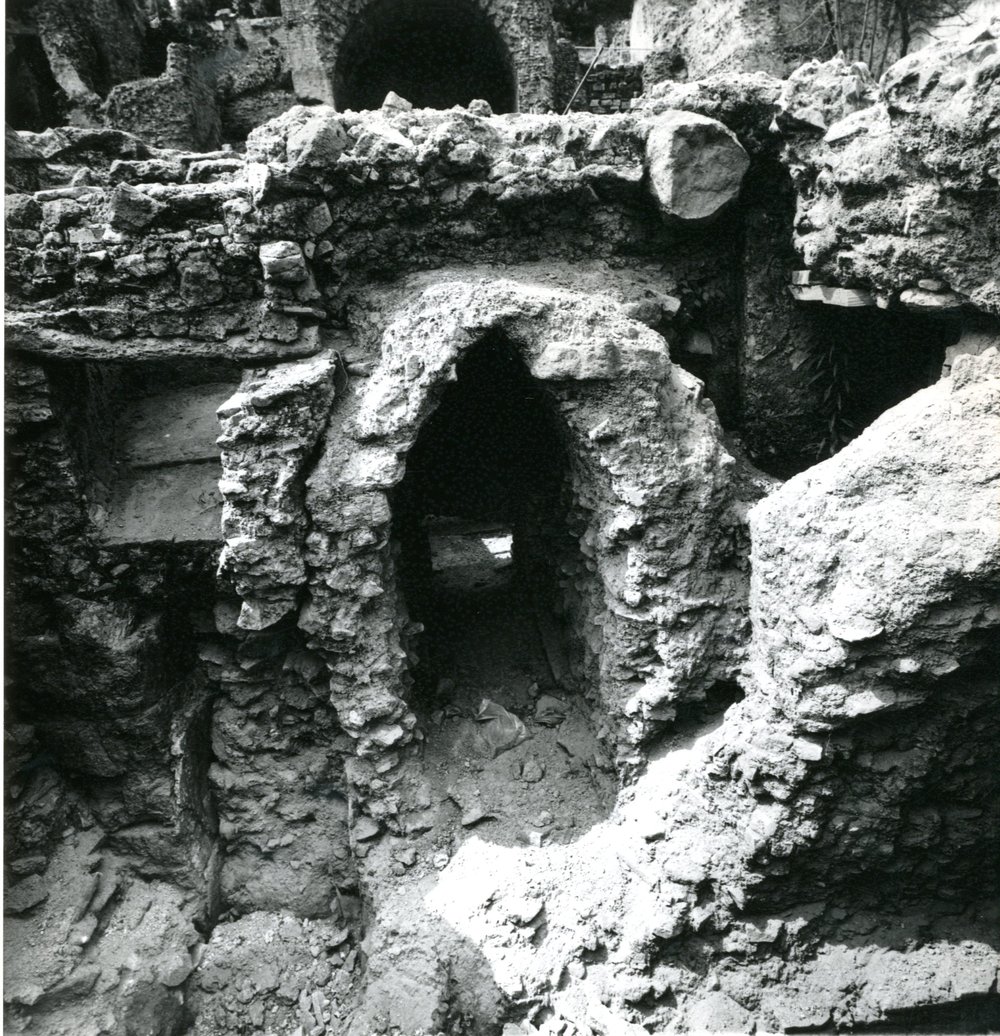 film 1881 - Scavo Carandini - vista della sezione di una fogna N-S dell' ''horreum vespasiani''.jpg