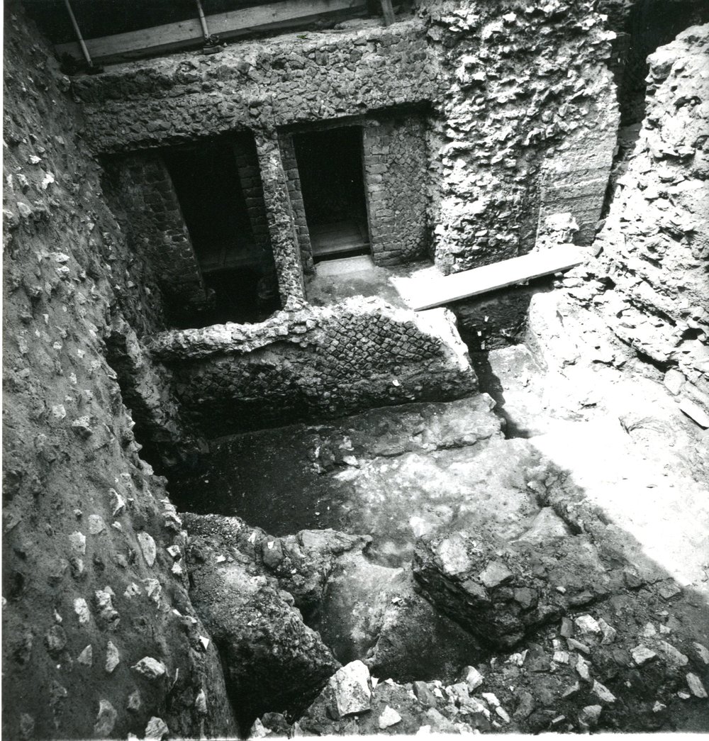 film 1881 - Scavo Carandini - Domus Scauri - vista di due stanzette sotterranee della casa di Scauro.jpg