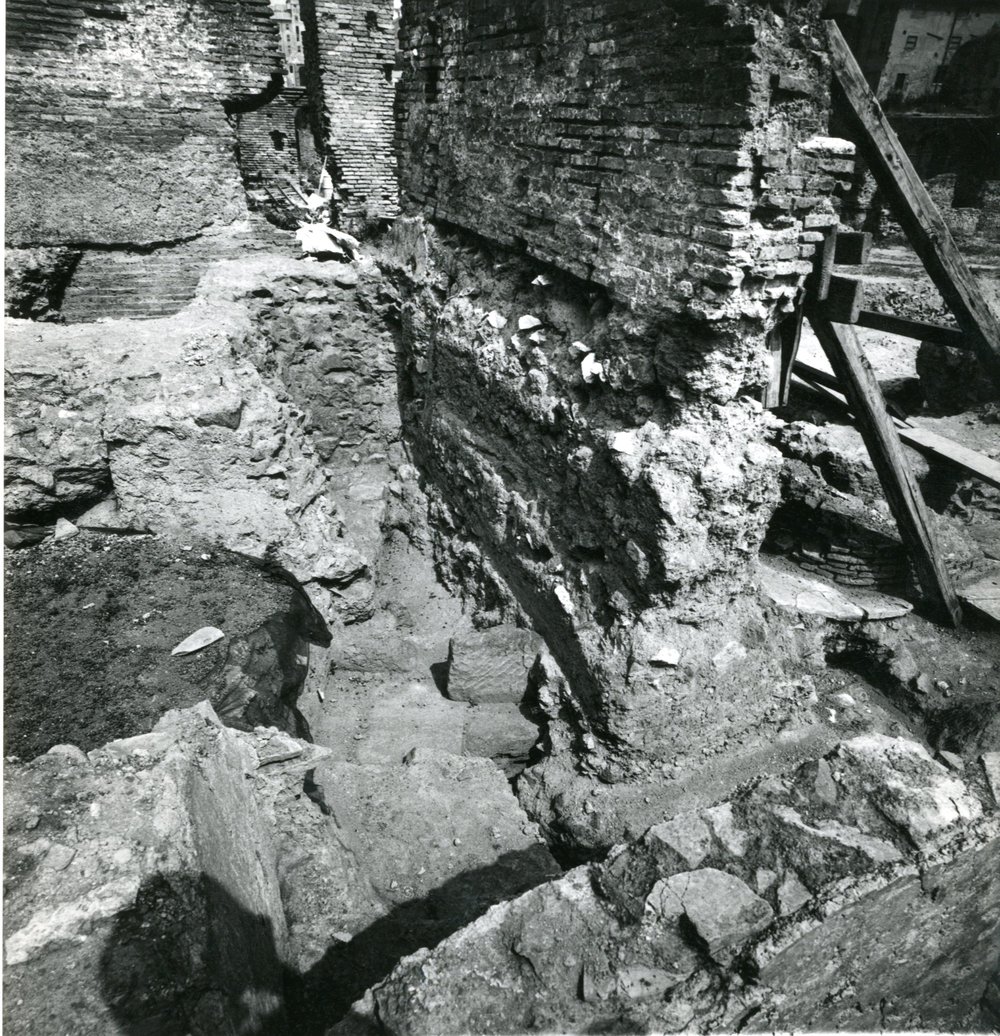 film 1881 - Scavo Carandini - vista di una taberna sul lato ovest dell' ''horreum vespasiani'' con i resti di una fogna sottostante in lastre di cappellaccio.jpg