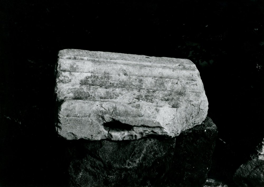 film 12275 - Scavo Carandini - frammento in marmo erratico.jpg