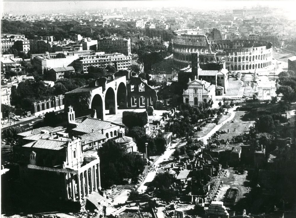 film 12275 - Scavo Carandini - Vista aerea della Pendice Nova del Palatino e della Velia (riproduzione da una cartolina).jpg