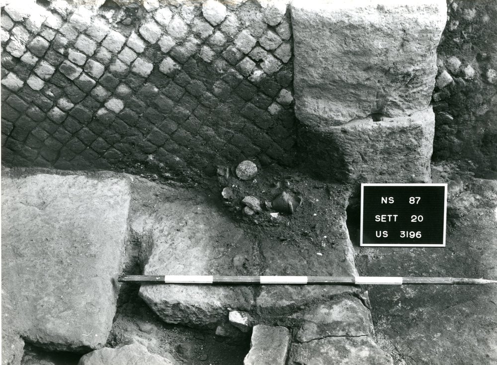 Scavo Carandini - film 12169 - Particolare del muro Est dell'ingresso di una casa repubblicana e di uno strato ancora ''in situ''.jpg