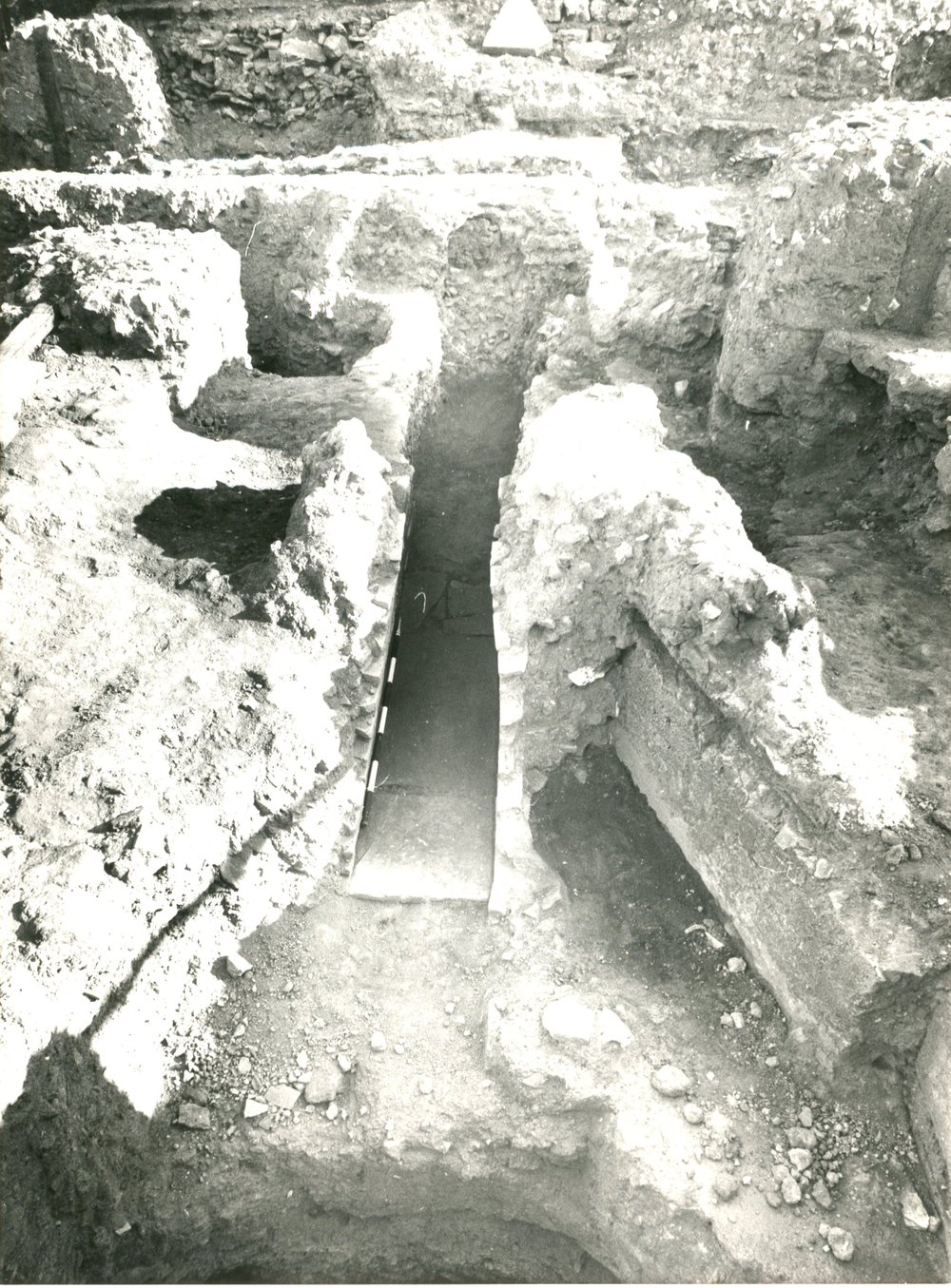 film 2193 - Scavo Carandini -  Via Nova - particolare della fogna N-S al centro dell' ''horreum vespasiani'' (2).jpg