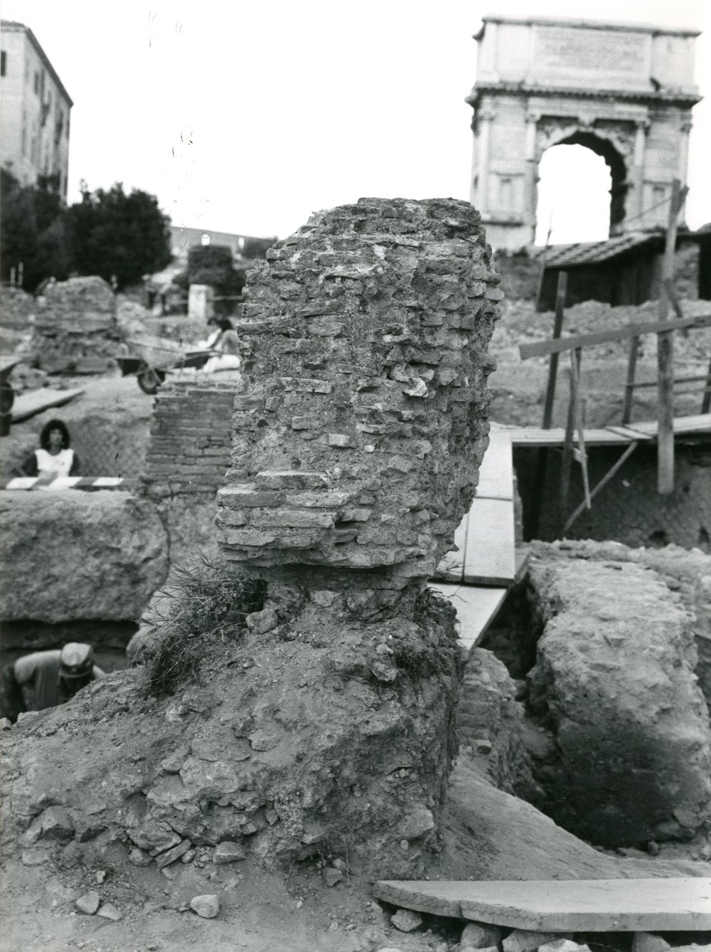 film 12274 - Scavi Carandini - Particolare di un pilastro in laterizi di epoca imperiale prima della demolizione.jpg