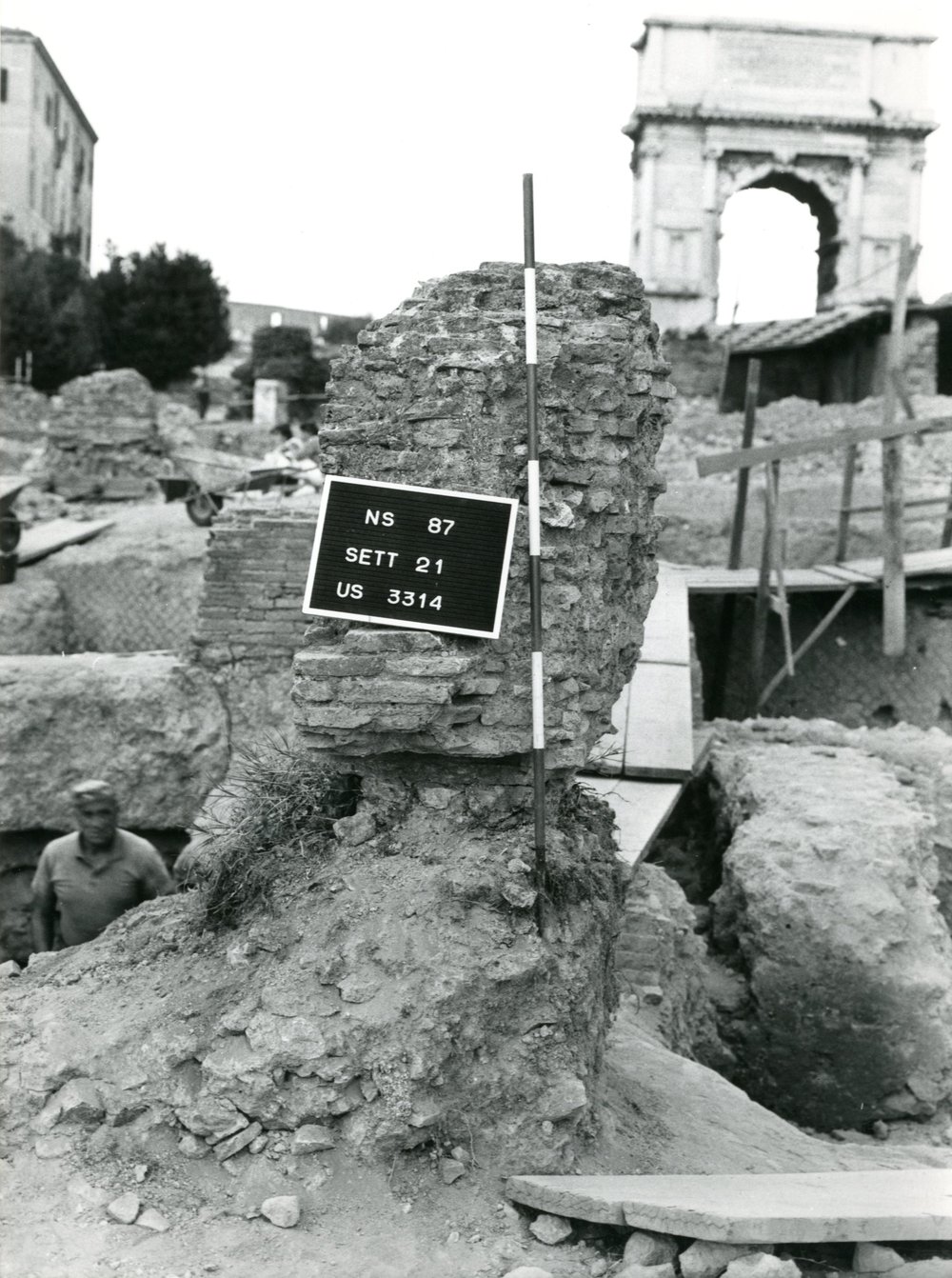 film 12274 - Scavi Carandini - Vista di un frammento di un muro dell'horreum adrianeo prima della demolizione (6).jpg