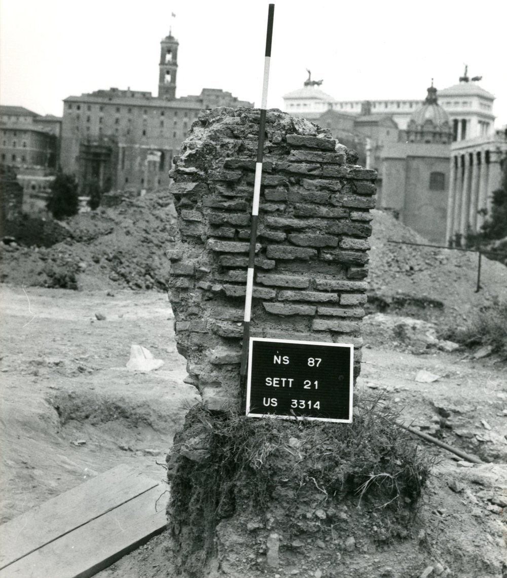 film 12274 - Scavi Carandini - Vista di un frammento di un muro dell'horreum adrianeo prima della demolizione (4).jpg