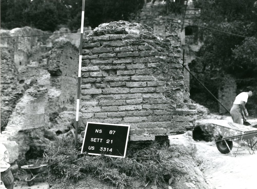 film 12274 - Scavi Carandini - Vista di un frammento di un muro dell'horreum adrianeo prima della demolizione (7).jpg