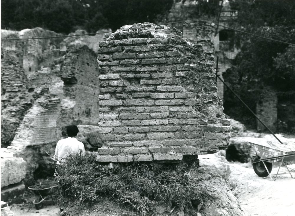 film 12274 - Scavi Carandini - Vista di un frammento di un muro dell'horreum adrianeo prima della demolizione (3).jpg