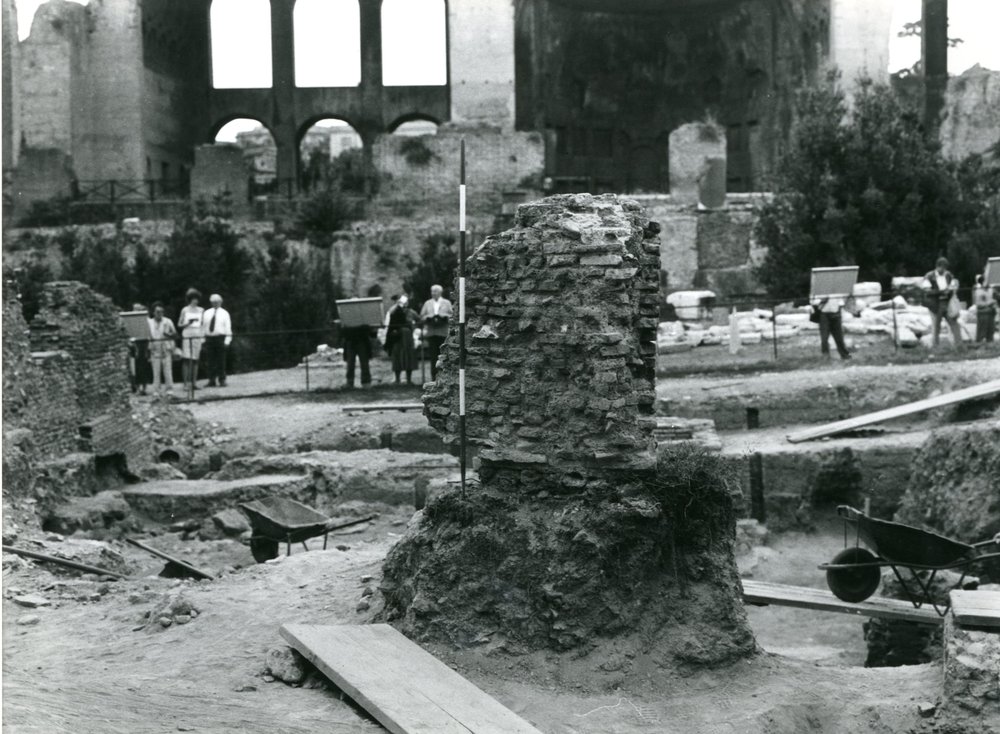 film 12274 - Scavi Carandini - Vista di un frammento di un muro dell'horreum adrianeo prima della demolizione (2).jpg