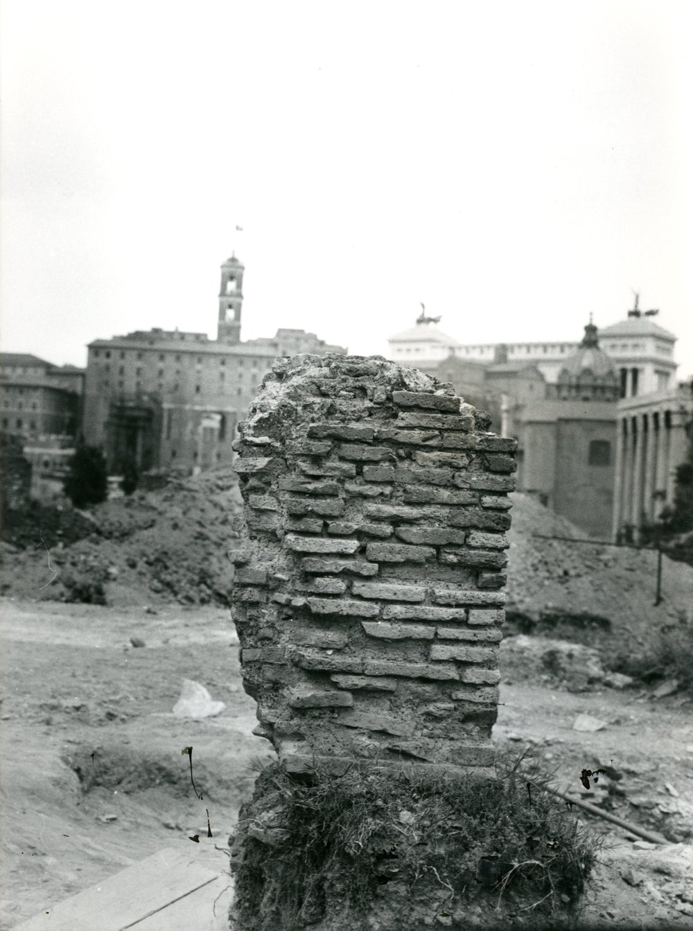 film 12274 - Scavi Carandini - Vista di un frammento di un muro dell'horreum adrianeo prima della demolizione (5).jpg