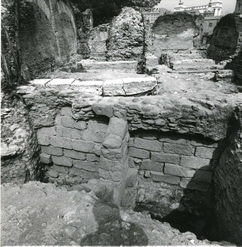 film 1880 - Scavo Carandini -  Vista del muro perimetrale Ovest della casa arcaica e del ... sul lato Ovest dell'honeum vespasiani.jpg