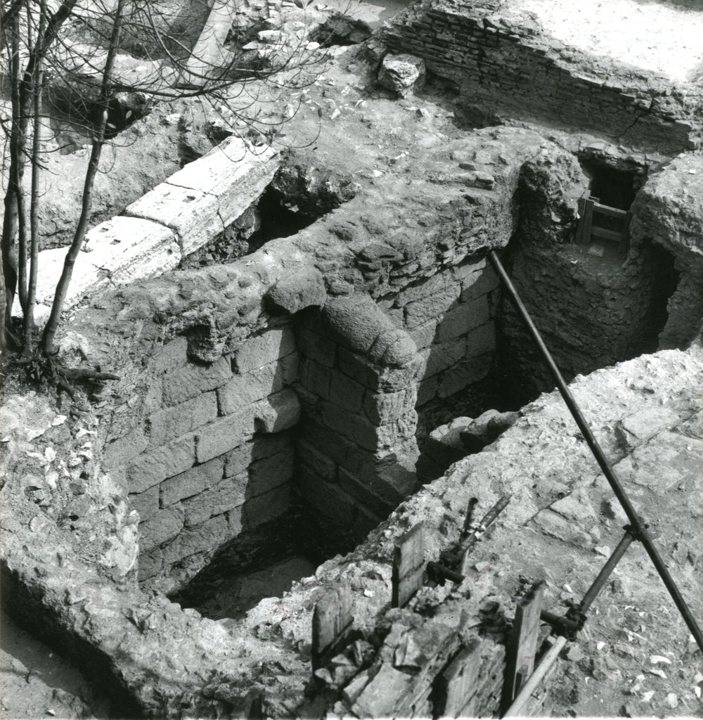 film 1882 - Scavo Carandini - particolare del muro di limite ovest della casa arcaica.jpg