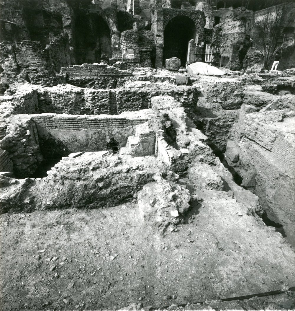 film 1882 - Scavo Carandini - vista della vasca del cortile.jpg