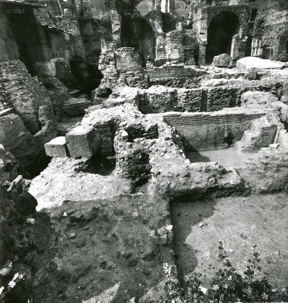 film 1882 - Scavo Carandini - particolare della vasca del cortile.jpg