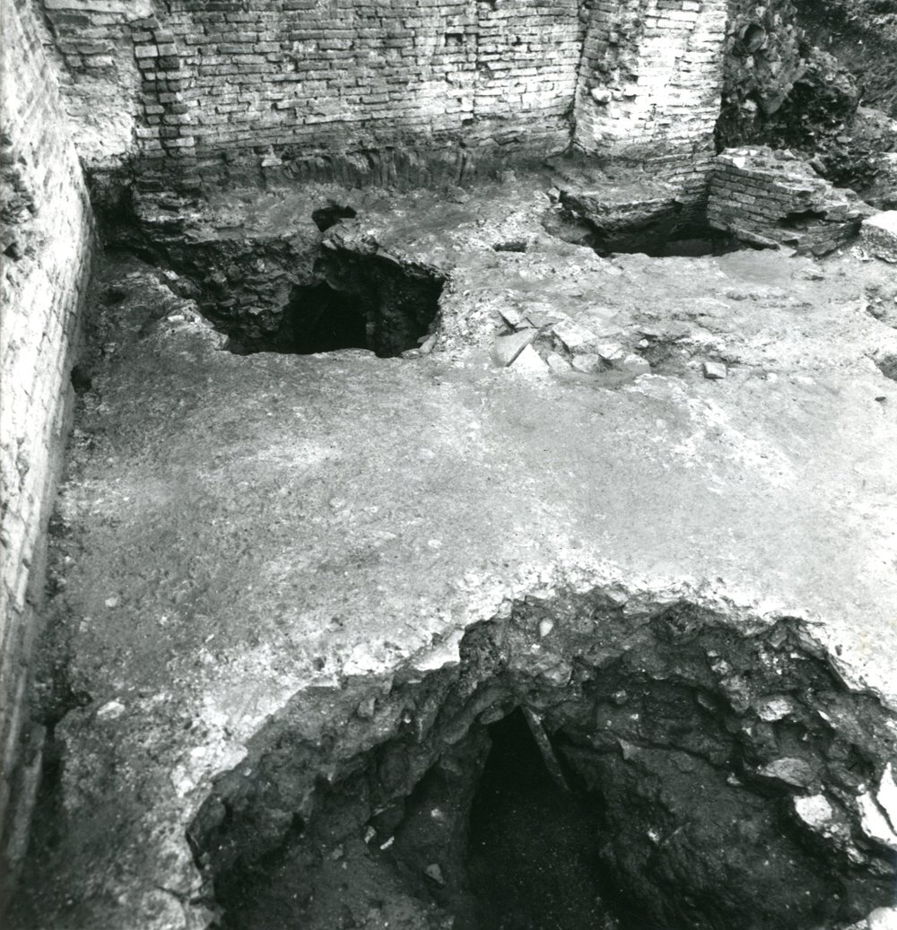 film 12273 - Vista della preparazione pavimentale dell'edificio adrianeo, agli angoli le fosse di asportazione dei piloni di travertino 010.jpg