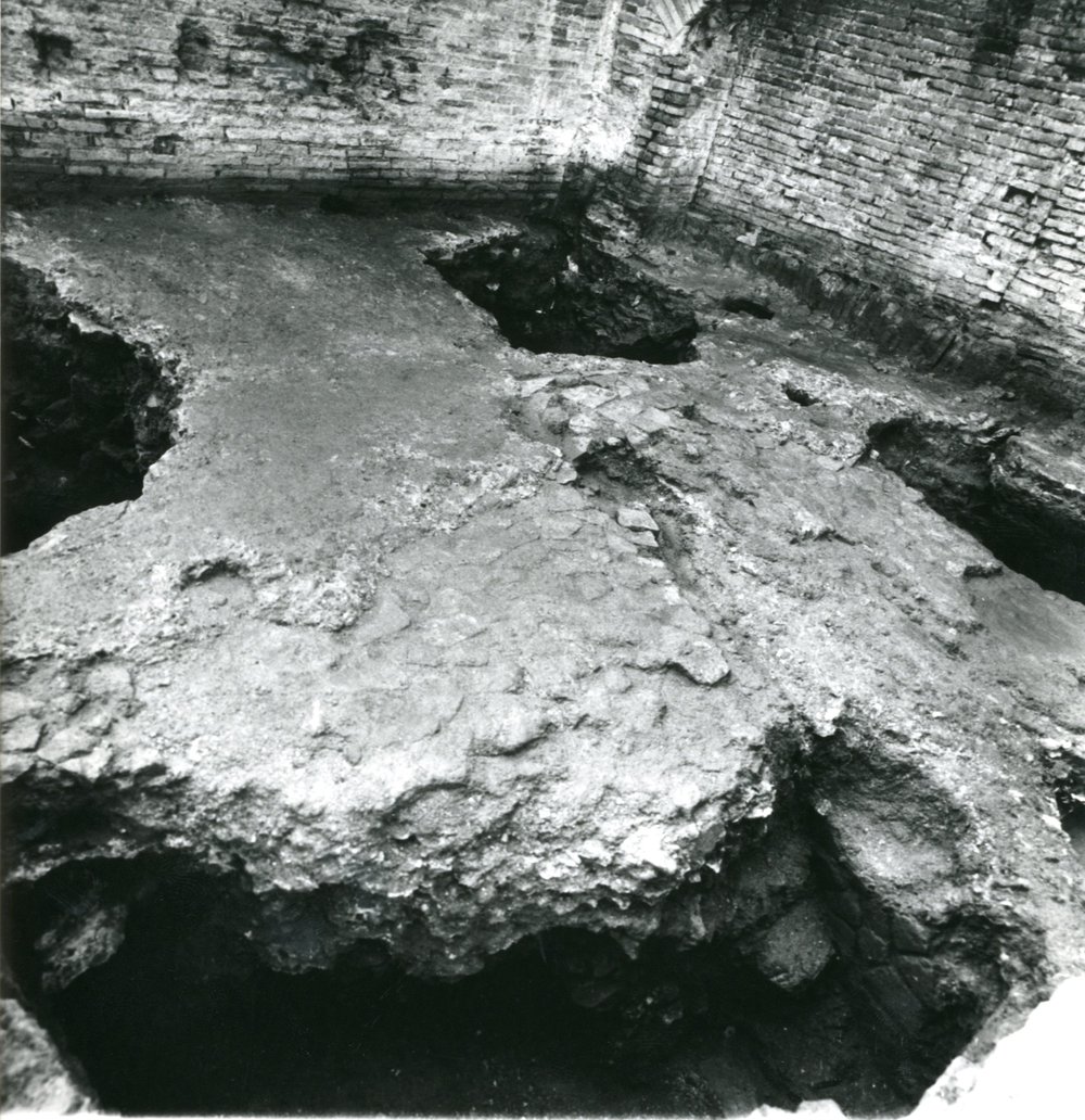 film 12273 - Vista della preparazione pavimentale dell'edificio adrianeo, agli angoli le fosse di asportazione dei piloni di travertino 005.jpg